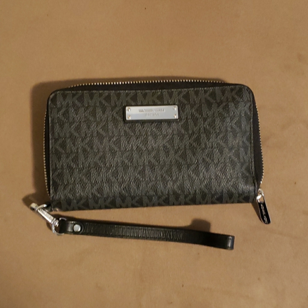 🤩💥💥💥FREE GIFT w/Purchase Gorgeous MK Wristlet⚡